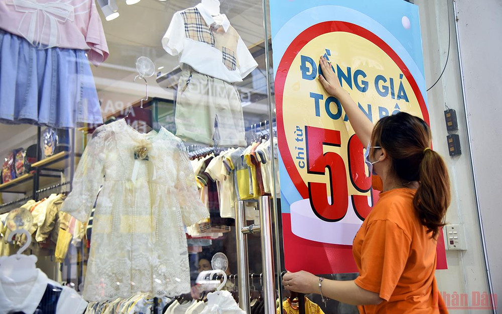 Ngay khi được phép mở cửa trở lại, nhiều cửa hàng đã "tung ra" những chương trình khuyến mãi giảm giá nhằm thu hút khách hàng. Hà Nội: Cửa hàng, trung tâm thương mại mở cửa trở lại từ 28/9 -0