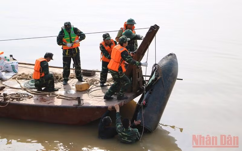 Tháng 6/2020, Bộ Tư lệnh Thủ đô đã trục vớt thành công quả bom dài 1,6 m dưới sông Hồng, gần cầu Long Biên, Hà Nội.
