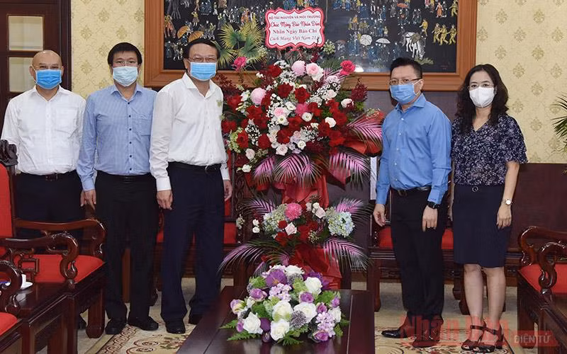 Đoàn đại biểu Bộ Tài nguyên và Môi trường do Thứ trưởng Lê Công Thành dẫn đầu đã tới thăm, chúc mừng Báo Nhân Dân nhân dịp kỷ niệm 96 năm Ngày Báo chí Cách mạng Việt Nam. (Ảnh: TRẦN HẢI)