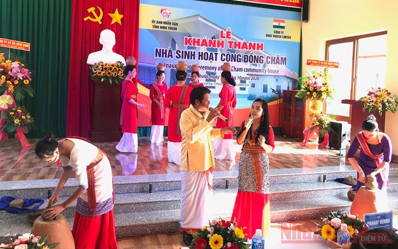 Biểu diện văn nghệ chào mừng lễ Khánh thành Nhà sinh hoạt cộng đồng Chăm.