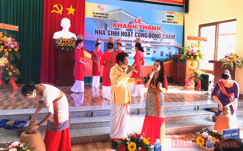 Biểu diện văn nghệ chào mừng lễ Khánh thành Nhà sinh hoạt cộng đồng Chăm.