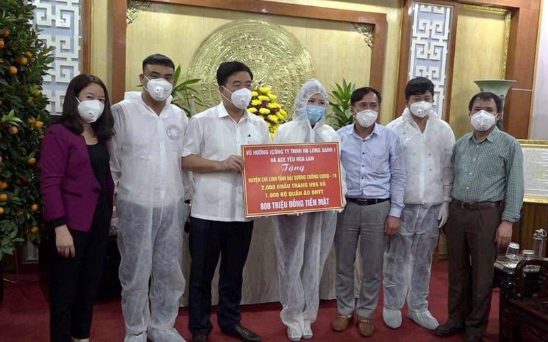 Chị Vũ Hường, Công ty TNHH Hạ Long Xanh (thứ tư từ phải sang) trao tặng 800 triệu đồng và khẩu trang hỗ trợ phòng chống dịch. Hội yêu hoa lan Việt Nam ủng hộ 2,9 tỷ đồng và 7.000 khẩu trang, quần áo bảo hộ phòng, chống dịch Covid-19 -0