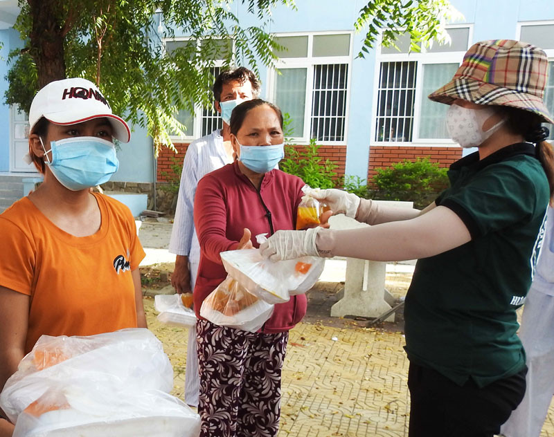 Các nhóm từ thiện tài trợ suất ăn cho bệnh nhân nghèo đang điều trị tại bệnh viện trong thời điểm phòng, chống dịch Covid-19. Chăm lo cho bệnh nhân như chính bản thân mình -0