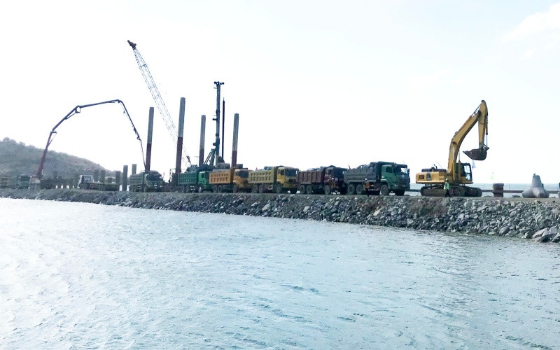 Đội ngũ kỹ sư, công nhân của Trungnam Group phấn khởi ra quân đầu năm, đẩy nhanh tiến độ dự án. Lễ ra quân Dự án khu bến Cảng Cà Ná giai đoạn 1 -0