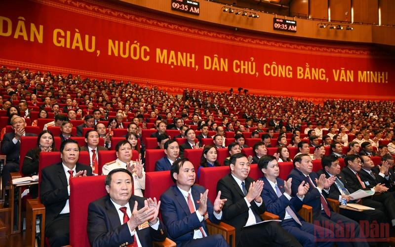 Việt Nam đang phấn đấu xây dựng là một xã hội dân giàu, nước mạnh, dân chủ, công bằng, văn minh, do nhân dân làm chủ.