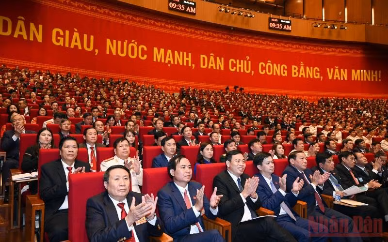 Việt Nam đang phấn đấu xây dựng là một xã hội dân giàu, nước mạnh, dân chủ, công bằng, văn minh, do nhân dân làm chủ.