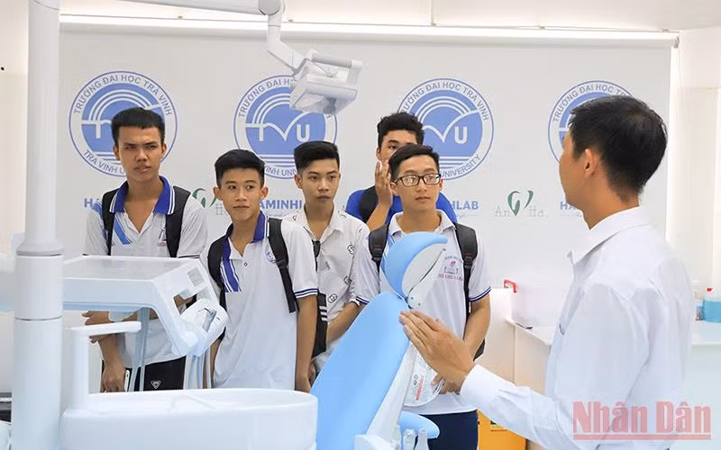Chúng ta cần một xã hội mà trong đó sự phát triển là thực sự vì con người. (Trong ảnh: Giờ thực hành tại phòng thí nghiệm hiện đại của Trường đại học Trà Vinh)