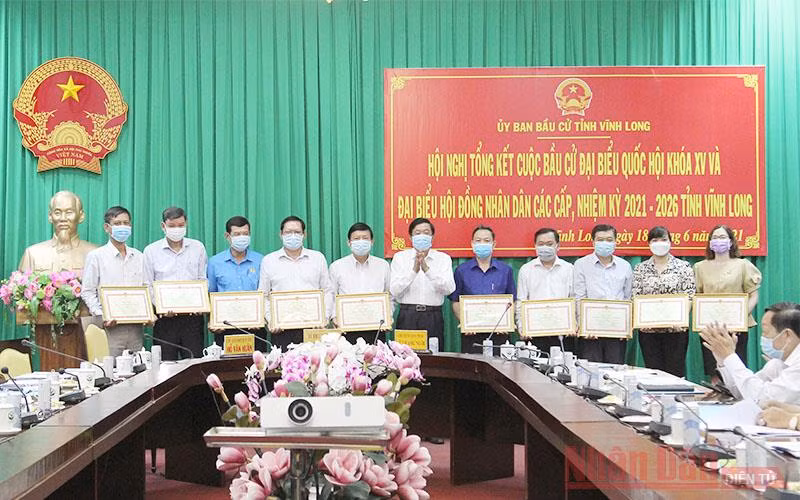 Bí thư Tỉnh ủy Vĩnh Long Bùi Văn Nghiêm trao tặng bằng khen cho các tập thể, cá nhân tiêu biểu có thành tích trong cuộc bầu cử.
