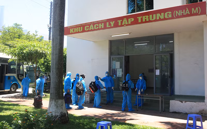 Kiểm tra thân nhiệt công dân từ Bắc Giang về tỉnh Thái Bình.