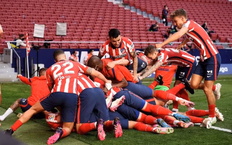 Các cầu thủ Atletico Madrid ăn mừng cuồng nhiệt sau khi có được ba điểm cực kỳ quan trọng ở vòng đấu áp chót. (Ảnh: Atletico Madrid)
