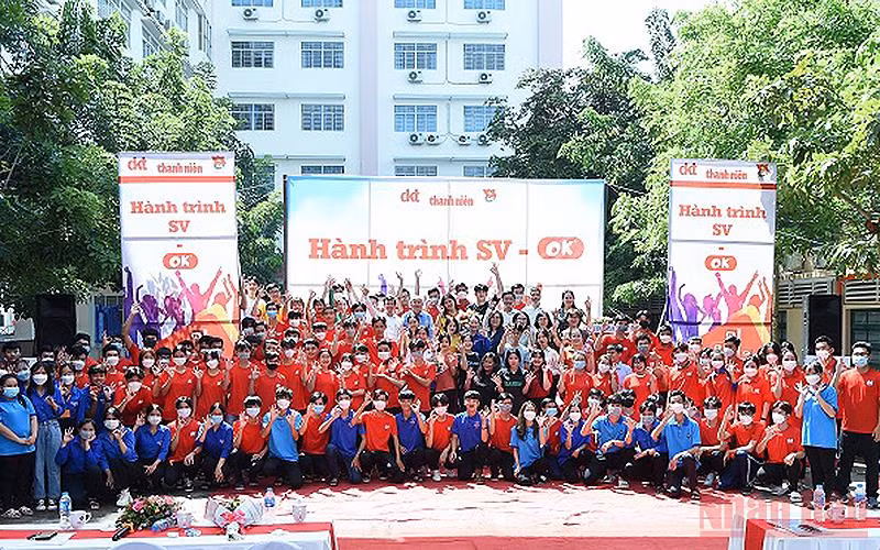 Đại diện Ban Tổ chức, tình nguyện viên, sinh viên tham gia “Hành trình SV - OK” tại tỉnh Vĩnh Long. 