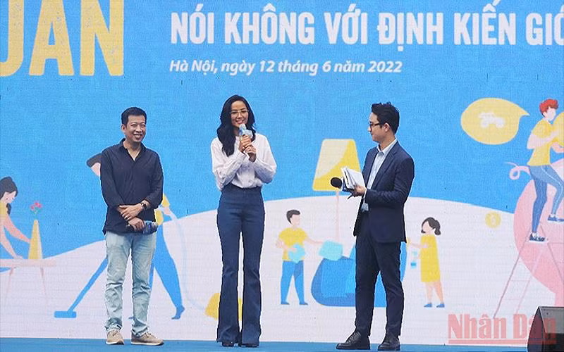 Từ trái qua: Nhà văn, nhà báo Hoàng Anh Tú và Hoa hậu H’hen Niê chia sẻ ý kiến về bình đẳng giới tại buổi lễ.