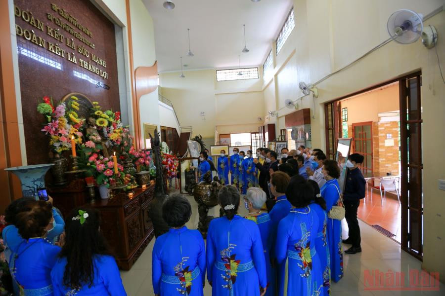 Đại sứ Phan Chí Thành và đoàn công tác dâng hương tại Khu di tích Bác Hồ tại tỉnh Udon Thani. Thúc đẩy sớm triển khai phố Việt Nam tại tỉnh Udon Thani (Thái Lan) -0