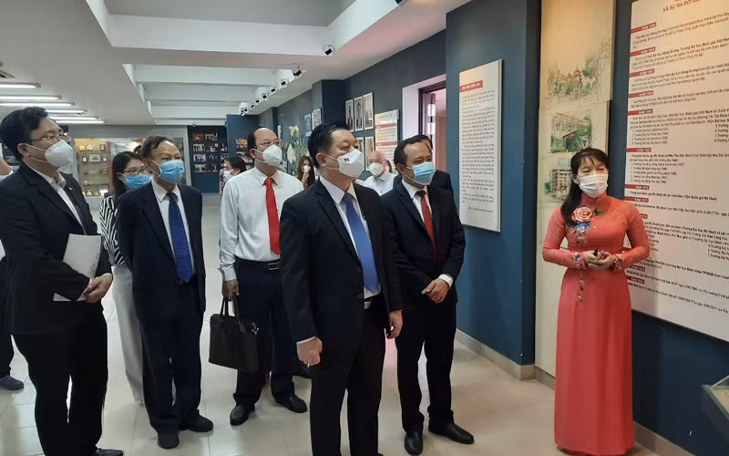 Đồng chí Nguyễn Trọng Nghĩa tham quan Phòng truyền thống ĐHQG TP Hồ Chí Minh.