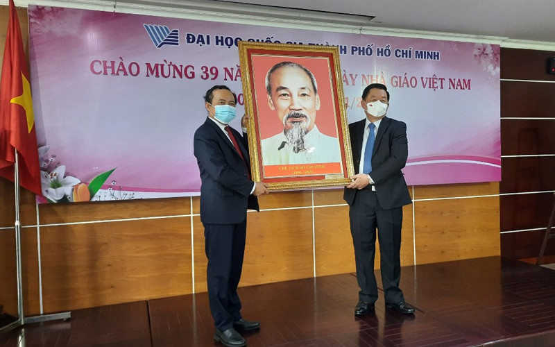 Đồng chí Nguyễn Trọng Nghĩa tặng bức chân dung Bác Hồ cho ĐHQG TP Hồ Chí Minh. Xây dựng Đại học Quốc gia TP Hồ Chí Minh trở thành một hệ thống đại học nghiên cứu tốp đầu châu Á -0