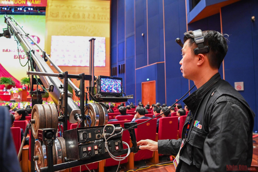 Bên trong hội trường, các phóng viên tác nghiệp tại những khu vực nhất định, tránh gây ồn ào, ảnh hưởng đến Đại hội. 5phong_vien_tac_nghiep_dai_hoi_1-1611803547306.jpg