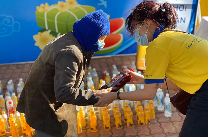 Nhân viên PNJ Tây Nguyên - Nam Trung Bộ giúp người lao động khó khăn chọn các mặt hàng thiết yếu tại “Siêu thị mini Tết 0 đồng”.