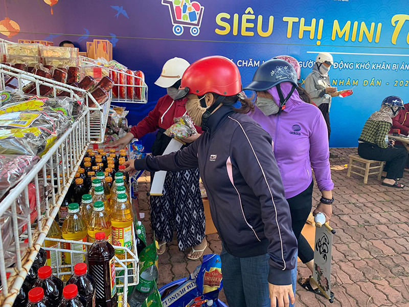 Người lao động khó khăn chọn các mặt hàng thiết yếu tại “Siêu thị mini Tết 0 đồng”. “Siêu thị mini Tết 0 đồng” giúp người lao động khó khăn ở Đắk Lắk đón Tết đầm ấm -0