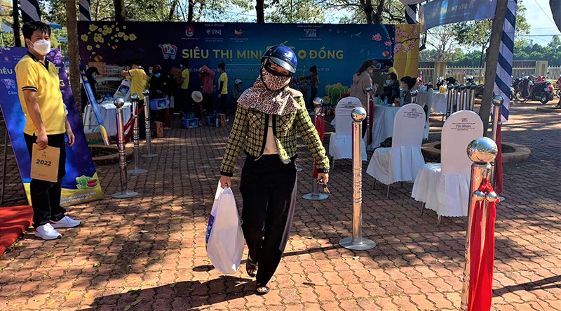 Các lao động khó khăn hết sức vui mừng khi được đến mua sắm các mặt hàng thiết yếu tại “Siêu thị mini Tết 0 đồng”, giúp gia đình đón Tết đầm ấm hơn. “Siêu thị mini Tết 0 đồng” giúp người lao động khó khăn ở Đắk Lắk đón Tết đầm ấm -0
