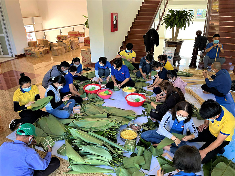 Các đoàn viên, thanh niên Tỉnh đoàn Đắk Lắk phối hợp nhân viên PNJ Tây Nguyên - Nam Trung bộ gói bánh chưng tặng các lao động khó khăn trong chương trình “Siêu thị mini Tết 0 đồng”. “Siêu thị mini Tết 0 đồng” giúp người lao động khó khăn ở Đắk Lắk đón Tết đầm ấm -0