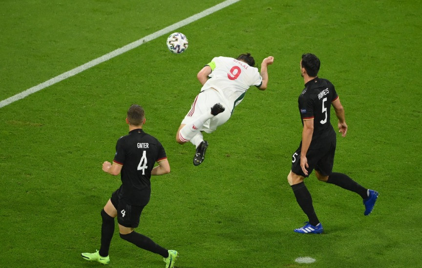 Cơn mưa bất chợt không làm giảm đi sức nóng trên sân Allianz Arena. Hungary vẫn đá rát như trận gặp Bồ Đào Nha và cầm hòa Pháp trước đó. Đội khách bất ngờ có bàn mở tỷ số từ rất sớm ngay ở phút 11, khi Adam Szalai di chuyển thông minh đón đường chuyền của Roland Sallai rồi đánh đầu tung lưới thủ thành Manuel Neuer. Cận cảnh những diến biến kịch tính lượt trận cuối bảng F Euro 2020 -0