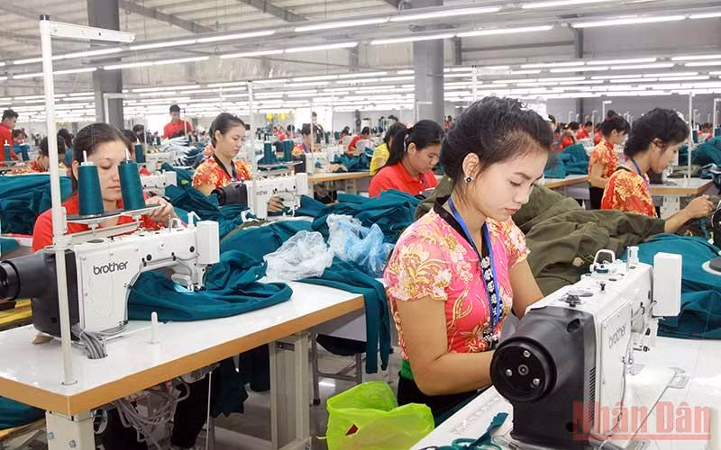 Lao động nữ người dân tộc thiểu số tham gia làm việc tại Cụm công nghiệp tỉnh Sơn La. (Ảnh: QUỐC TUẤN)