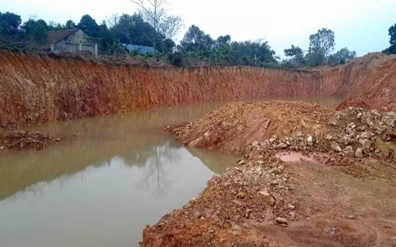 Khai thác nham nhở tại nhiều khu vực tại mỏ Núi Lầm, Núi Hiếu. 