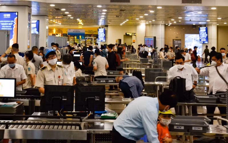 Hành khách làm thủ tục tại sân bay Nội Bài.