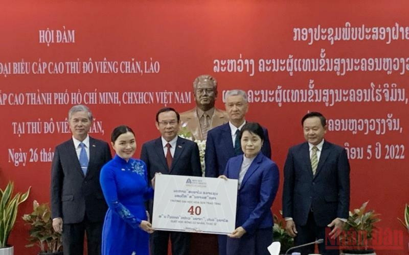 Sau hội đàm, phía Việt Nam trao tặng phía Lào 10 bộ trang thiết bị họp trực tuyến và 40 suất học bổng cử nhân, thạc sĩ. (Ảnh: Xuân Sơn) Tăng cường hợp tác giữa TP Hồ Chí Minh và thủ đô Vientiane (Lào) -0