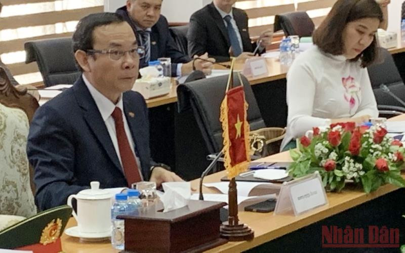 Đồng chí Nguyễn Văn Nên đề xuất, hai bên cần tiếp tục đẩy mạnh triển khai một số thỏa thuận đã ký kết. (Ảnh: Xuân Sơn) Anh_2_FILEminimizer-1653563136159.jpg