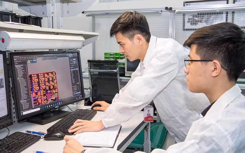 Các kỹ sư của Viettel đang nghiên cứu các giải pháp công nghệ. 