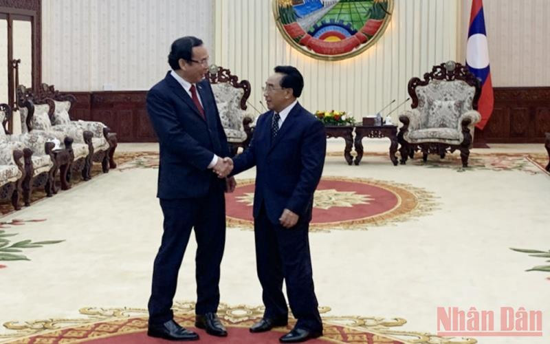 Thủ tướng Lào Phankham Viphavanh (phải) đón đồng chí Nguyễn Văn Nên tại Phủ Thủ tướng Lào, chiều 26/5. (Ảnh: Xuân Sơn) Đồng chí Nguyễn Văn Nên chào xã giao lãnh đạo cấp cao Đảng, Nhà nước Lào -0