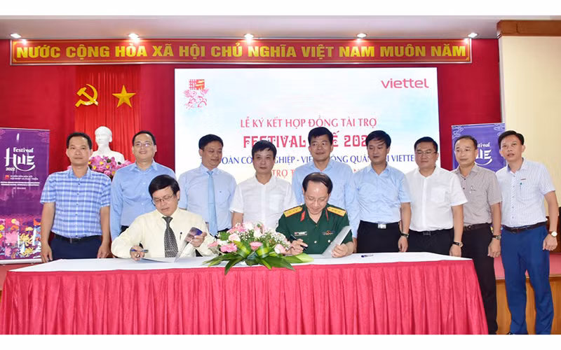 Lễ ký kết tài trợ giữa Ban tổ chức Festival Huế 2022 và Tập đoàn Công nghiệp-Viễn thông Quân đội (Viettel).