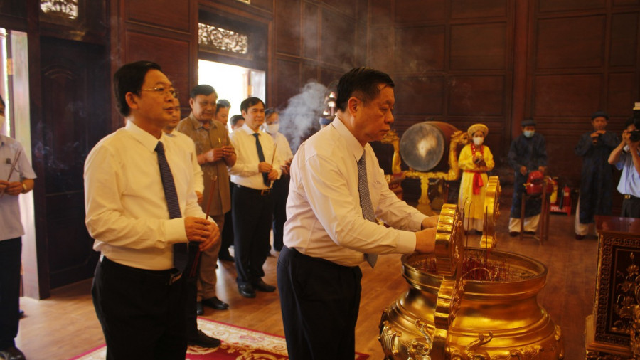 Đồng chí Nguyễn Trọng Nghĩa - Bí thư Trung ương Đảng, Trưởng Ban Tuyên giáo Trung ương dâng hương tại Điện thờ Tây Sơn Tam Kiệt, Bảo tàng Quang Trung (huyện Tây Sơn, tỉnh Bình Định).