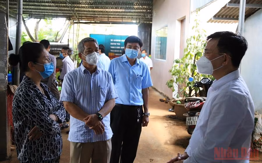 Đoàn công tác của tỉnh Đắk Nông khảo sát, lắng nghe ý kiến nhằm giải quyết khó khăn vướng mắc cho doanh nghiệp. (Ảnh: CHẤN HƯNG)