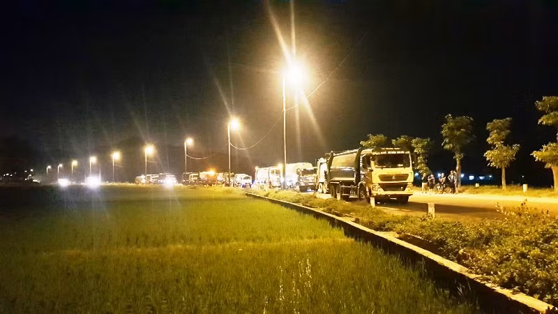 Nhiều xe chở rác bị ùn ứ. (Ảnh: NGUYỄN KHÁNH)