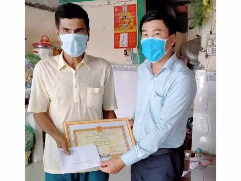 Ông Nguyễn Văn Long nhận giấy khen của UBND TP Cao Lãnh.