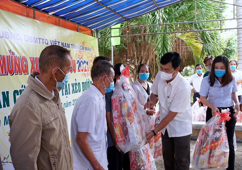 Bí thư Tỉnh ủy Cà Mau trao quà Tết cho các gia đình chính sách. Tặng quà Tết cho người nghèo ở nhiều địa phương -0
