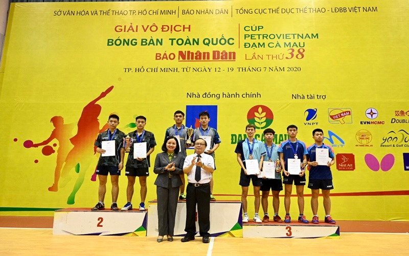 Ông Trần Gia Thái, Chủ tịch Liên đoàn Bóng bàn Việt Nam và bà Nguyễn Thị Hiền, Phó Tổng Giám đốc Công ty cổ phần phân bón dầu khí Cà Mau trao huy chương, phần thưởng cho các vận động viên đoạt giải tại nội dung đôi nam. Bế mạc và trao giải Giải vô địch bóng bàn toàn quốc Báo Nhân Dân lần thứ 38 -1