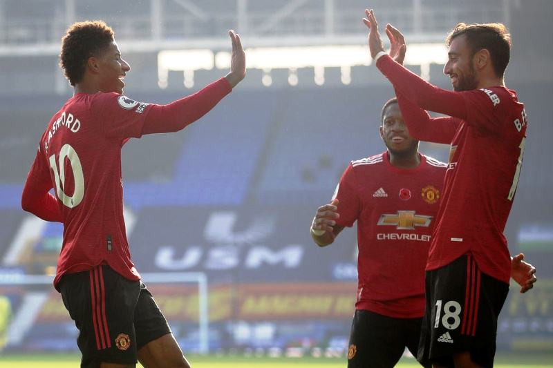 B. Fernandes (phải) lập cú đúp trong chiến thắng 3-1 của Man United.