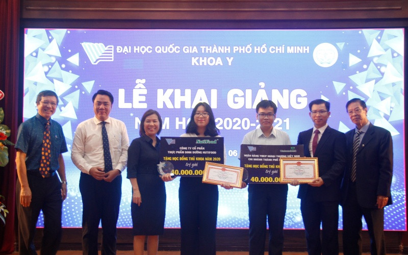 Trao học bổng “Thủ khoa đầu vào” tại Khoa Y. (Ảnh: Mạnh Quang)