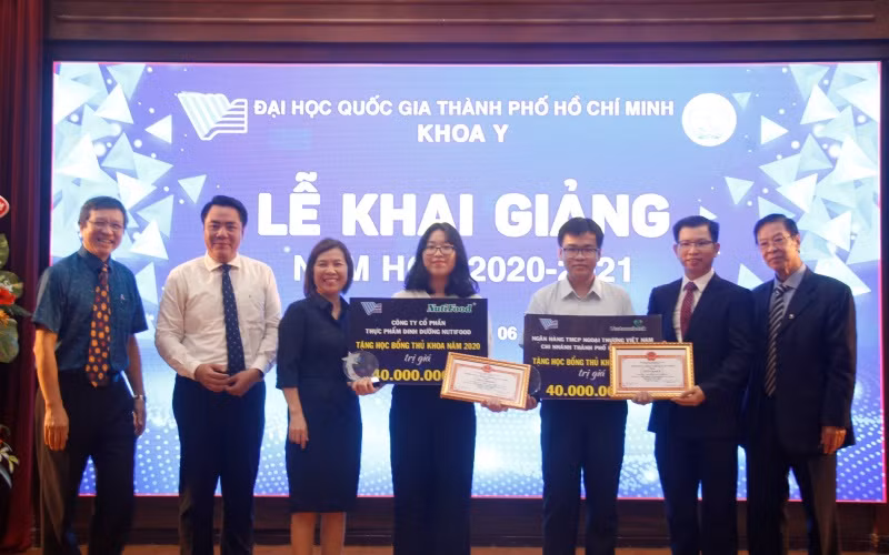 Trao học bổng “Thủ khoa đầu vào” tại Khoa Y. (Ảnh: Mạnh Quang)