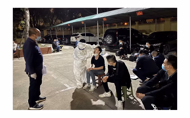 Công an quận Hoàng Mai (Hà Nội) phối hợp Phòng quản lý xuất, nhập cảnh Công an TP Hà Nội kiểm tra tại đường gom cao tốc Pháp Vân - Cầu Giẽ, phát hiện 12 đối tượng Trung Quốc nhập cảnh trái phép. Ảnh: PA08 Công an Hà Nội