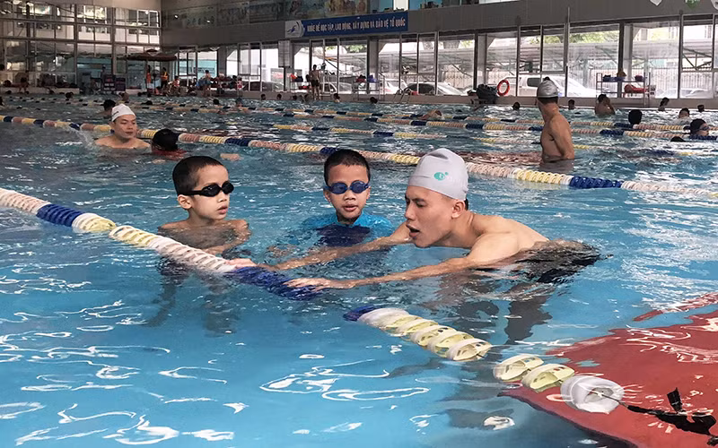 Lớp dạy bơi phòng, chống đuối nước cho trẻ em tại Hà Nội. Ảnh: MINH HÀ 