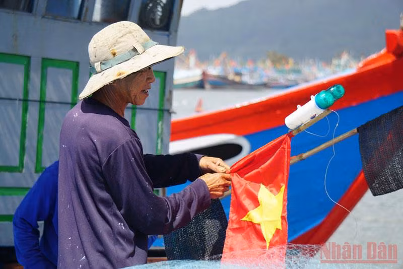 Hàng trăm tàu cá ngư dân miền trung tất bật vươn khơi -0