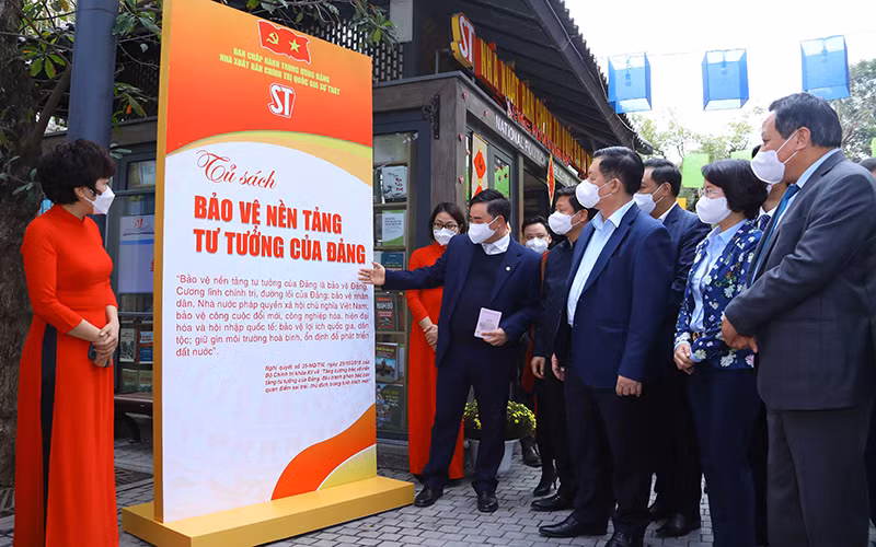 Đồng chí Nguyễn Trọng Nghĩa cùng cán bộ, biên tập viên Nhà xuất bản tham quan Tủ sách "Bảo vệ nền tảng tư tưởng của Đảng" tại Phố sách 19 tháng 12.