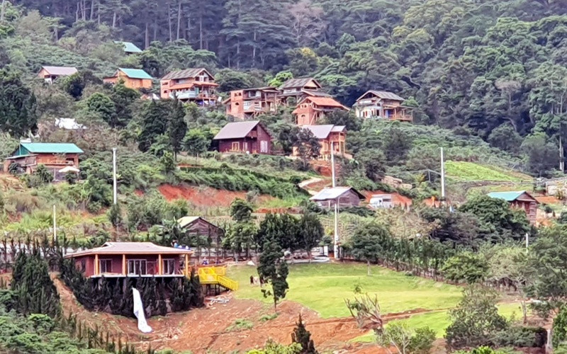 “Làng biệt thự” xây dựng trái phép trên đất lâm nghiệp.