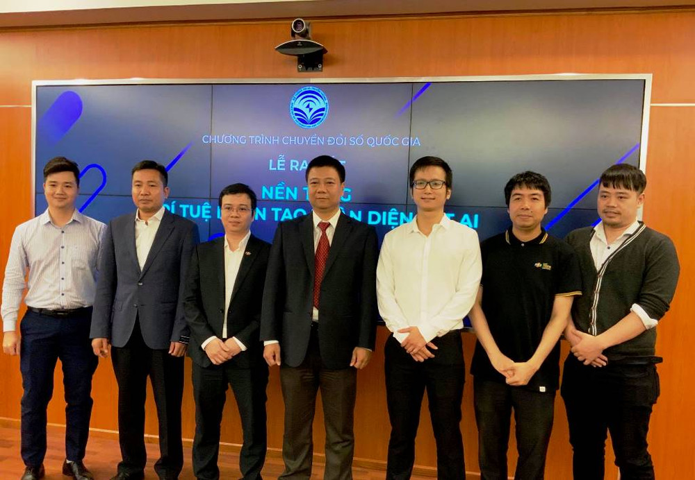 Đội ngũ phát triển Nền tảng trí tuệ nhân tạo toàn diện FPT.AI cùng Phó Cục trưởng Cục Tin học hóa Đỗ Công Anh (ở giữa) trong lễ ra mắt.