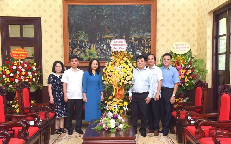 Đoàn đại biểu Văn phòng Trung ương Đảng trân trọng chuyển tới Báo Nhân Dân lẵng hoa chúc mừng của đồng chí Võ Văn Thưởng, Ủy viên Bộ Chính trị, Thường trực Ban Bí thư. (Ảnh: TRẦN HẢI) Các đơn vị thăm, chúc mừng Báo Nhân Dân dịp 21/6 -0