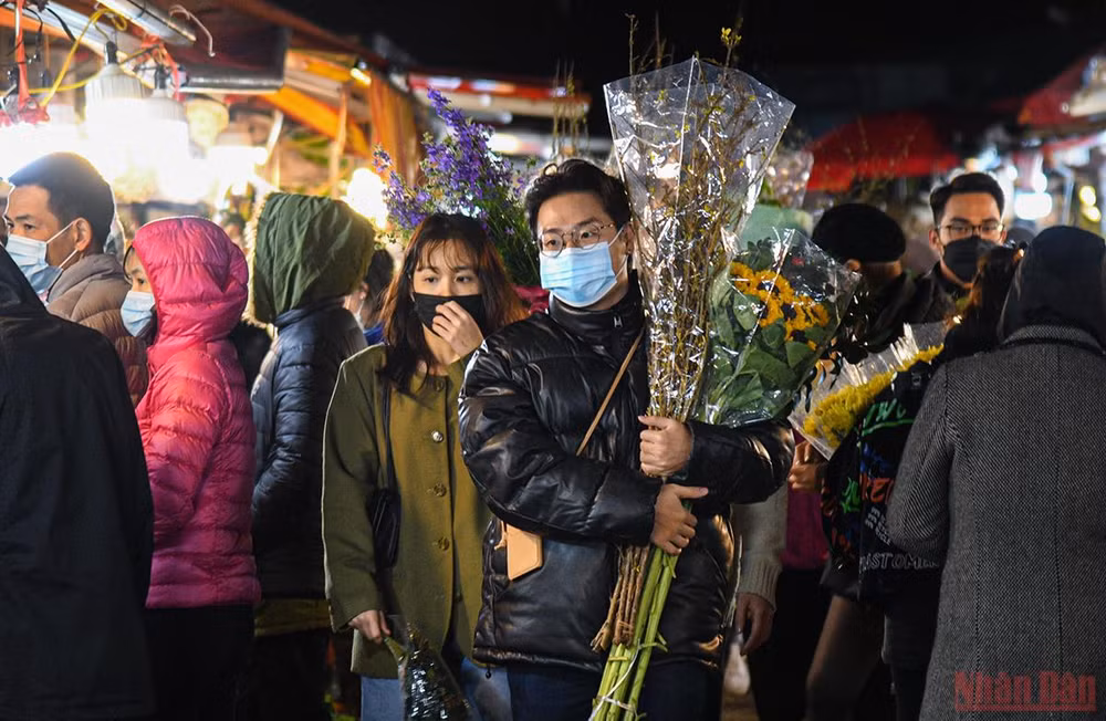 Tấp nập không khí người dân chen chân đi chợ hoa đêm lớn nhất Hà Nội ngày cận Tết -0